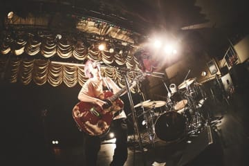 鈴木実貴子ズ、物販未着＆弦が切れるなどのトラブル乗り越え大団円　自身最大規模ワンマン【危機一発】レポート到着