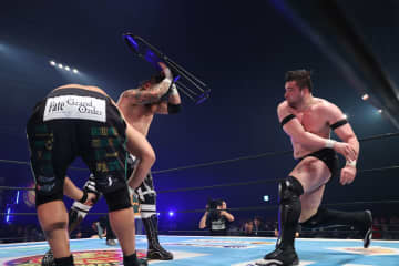 【新日本】遺恨の再戦はカラム・ニューマンのイス攻撃で反則裁定！帝国の若き獅子がドームでの5対5全面戦争を要求「HE・NA・REが戻って来る」