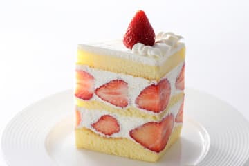 タカノフルーツパーラーのダブルサイズショートケーキ、”ごろっと”苺入り高さ約10cm