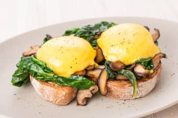 NY発「サラベス」表参道にオープン、“ほうれん草×しいたけ”のエッグベネディクトやクリスピーチキン