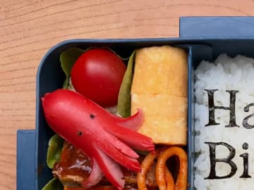 「誕生日おめでとう、俺」　お弁当に書かれていた言葉とは？「切ない」「単語1つ変わるだけで…」