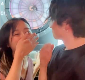 モテすぎる彼女が違う男と…ダーツバーでの刺激的な“キス動画”に彼氏が動揺「いてもたってもいられない」