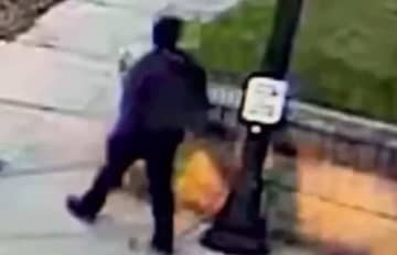 「銃撃事件起きたと連絡が」名門大学で男が発砲　2人死亡、9人けが　授業中の教室に拳銃持って侵入…犯人は逃亡中　アメリカ