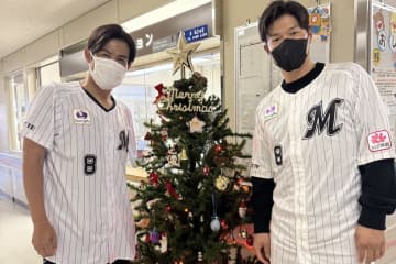 ロッテ・中村奨吾「少しでも気持ちが前向きになってくれたら」OBの今江敏晃さんと千葉県こども病院を訪問