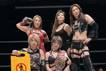 【OZアカデミー】尾崎魔弓、ベルト盗難被害の安納サオリに「先代ベルト」託す救いの手！ 正危軍が大阪決戦制圧