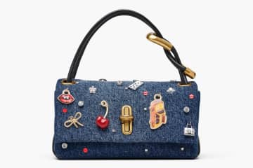 マーク ジェイコブス、“チェリー＆タクシー”チャームが揺れるデニムバッグやピアス