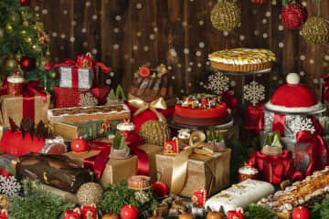 ヒルトン京都のクリスマススイーツビュッフェ、シュトーレンなど伝統菓子＆サンタクロースの帽子ケーキ