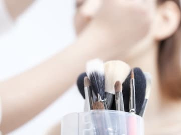 40代・美容部員女性「この不景気の中、もらえているほう」2025年冬ボーナスはいくら？