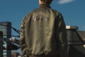 ノンネイティブ×フラグメント×アーティストプルーフ高機能ジャケット、コラボロゴ入りMA-1