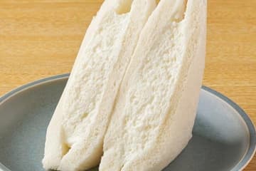 “生クリームに溺れる”「たっぷりホイップサンド」全国ファミマで、真っ白ふわふわな1品