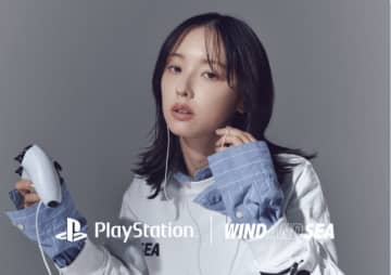 PS5を購入した加藤小夏さん、PlayStationとのコラボアパレルで「SEAギャル」に。メガネっ娘姿も