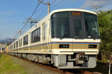 近郊電車の停車駅にもインバウンドの影響。奈良線稲荷駅、快速が全停車へ