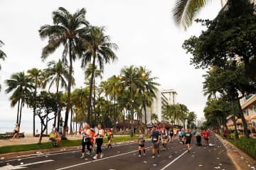 ホノルルマラソン完走した人気芸人に「尊敬しかない」　走破の証に集まる称賛「スゲェ～！」