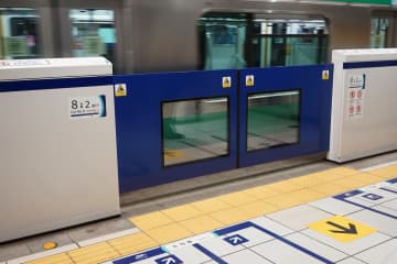 76歳女性 “ドアが閉まる列車” に乗ろうと駆け込むも『ホーム柵』につっこみ転倒 救急搬送されネットでコメント殺到「自分の都合で時間に間に合わなかったのですよね？で、勝手に柵に突進して最後は救急搬送？一体どれだけの人達の手を煩わせたんでしょうか」「救急搬送＆処置で税金が使われると思うとなんだかなぁ