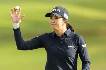 「確かに女子高校生！」　制服着た女子ゴルファーのレア写真に喝采「前夜祭はこのお姿で」