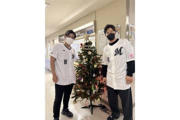 ロッテ中村奨吾、4年連続で千葉県こども病院を訪問　今江氏とともに交流「元気を届けていきたい」
