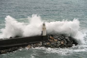 ベトナム人2名が “立入禁止の防波堤” で『釣り』高波にのまれ行方不明に ネットでコメント殺到「こんな白波が打ちつける程海が時化てる時に釣りに行くかね。」「海保さんそろそろ引き上げて下さい。それだけ頑張って頂ければ誰も批判しません」