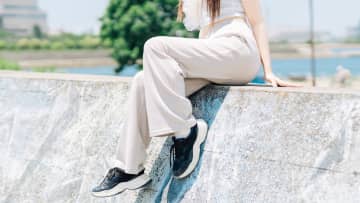 ストレッチパンツの寿命は約3年！洗い方次第で短くなることも…長く愛用するための注意点と“ぽっこり膝”の直し方