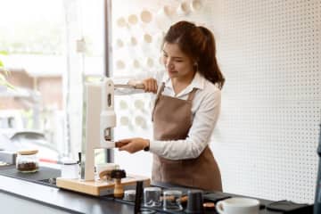 大学生で、バイト代が年収150万円近くになります。バイトでも年収次第で親の扶養から外れる可能性ってあるのでしょうか？