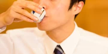 会社の忘年会“飲みすぎ”で死亡したら「労災」下りる？　缶ビール2～3本、日本酒1.8リットルを一人で…裁判所の判断は