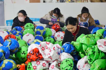 W杯控えサッカーボール工場大忙し　中国貴州省遵義