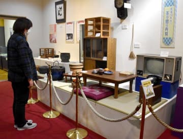 ちゃぶ台や白黒テレビ　神栖で「むかしのくらし」展　戦時中の写真も　茨城