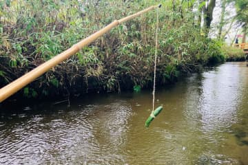 岩手県遠野市の釣り、キュウリを餌にして他県民が驚愕　観光協会は「20年前から始まった文化」と語る