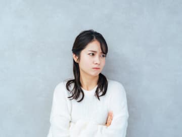 『イライラすると黙る人』の心理とは？4つの理由や対処法とは