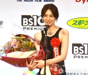 北川景子、デコルテラインが美しいブラックドレス　授賞式で決意新た「自分の持ちうる能力を役立てられるような役者に」