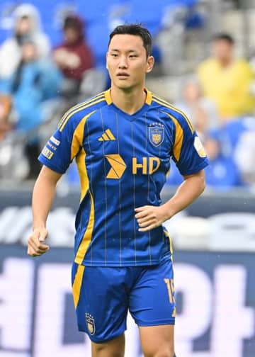 「受け取る側が暴行と感じれば暴行」vs「親しみの表現」元鹿島DFへの“ビンタ”が大騒動に、師弟に亀裂