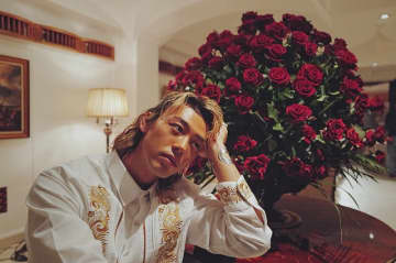 竹内涼真、金髪ウェーブの日焼け姿にファン絶叫！バラ背景の変身ショットに「最高です」「世界一似合う」