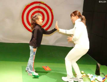 「お友達感覚で」　渋野日向子が大切にする子どもたちとの“触れ合い方”