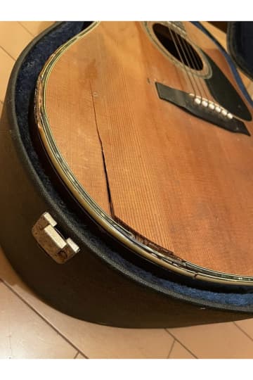 「ハードケースでこの割れ方は…」購入ギターが配送中に破損、無惨な姿に…運送会社は補償を明言