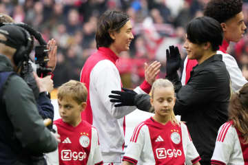 オランダ伝統の一戦『デ・クラシケル』に３人の日本人選手！｢板倉滉vs上田綺世&渡辺剛」が激しくぶつかり合った白熱の現地スタジアムに潜入