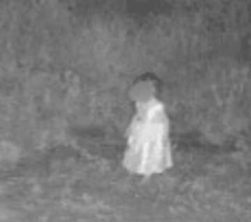 午前3時、森の中を1人でさまよう女児。靴も履かず、気温は当時4度→母親を逮捕。女児はゴミだらけの自宅で見つかる