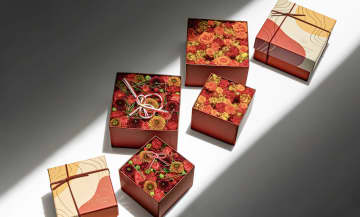 ニコライ・バーグマンの「ニューイヤーコレクション2026」登場｜限定フラワーボックスで新年を華やかに