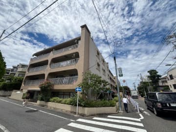 八雲スカイハイツ 3階｜「駒沢オリンピック公園」徒歩圏内。静けさと利便性が調和する、「目黒・八雲」。陽当たり良好の角部屋2SLDK
