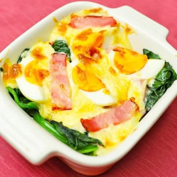 【ほうれん草が安い今、朝食はこれ一択！】「もっと食べたい！」の声続出♪卵×ベーコンのマヨチーズ焼き