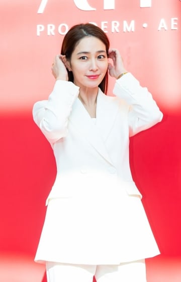 ついに夫イ・ビョンホンの顔に入った“ぼかし”を解除　イ・ミンジョンの公約実行に「おもしろすぎる」の声