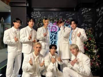 Stray KidsからENHYPENまで「CDTV」に韓国から4組が出演！クリスマスの雰囲気たっぷりのステージで魅了