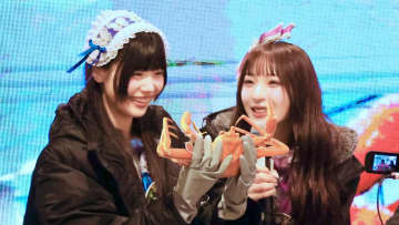 『SWEET STEADY』福井県出身・奥⽥彩友、越前がにの殻向きを披露&ミニライブ【福井フードテインメント2025】