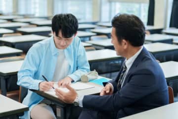 実家の両親から「学費300万円」援助の連絡が！“贈与税”はいくらかかるでしょうか？ できれば「非課税」で受け取りたいです…
