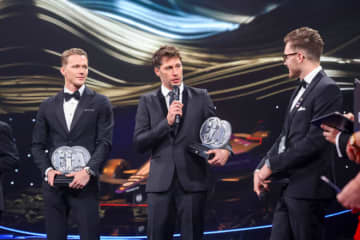 2000年ベルギーGP“伝説のオーバーテイク”を再現。プジョーのデュバルがFIA『アクション・オブ・ザ・イヤー』受賞