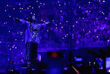 ビリー・アイリッシュ、相次ぐ銃撃事件を受けて銃規制の必要性を訴える「声を上げて」