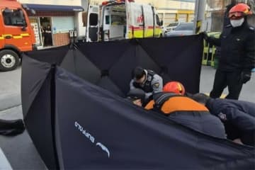 SUVの下敷きになった主婦を、市民らが持ち上げて救助＝韓国