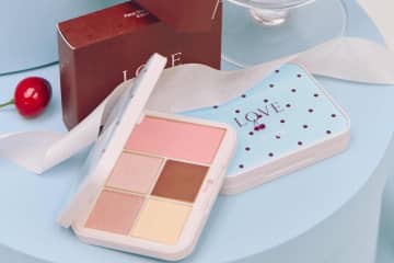 スナイデル ビューティ“お菓子”着想26年バレンタインコスメ、恋心カラーのチャーム付きリップなど