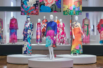 デザイナー・森英恵の回顧展が六本木の国立新美術館で、オートクチュールのドレスなど約400点
