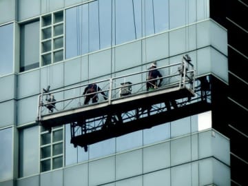 地上15階、高層ビルの空中で宙ぶらりんに→屋上からロープを使った救出劇に称賛の声「お見事」「すばらしい」