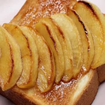 【りんご炒めてのせるだけ！タタン風トーストが破壊的にウマい】「朝でも夜でも無限に食べたい」「手間ゼロで本格スイーツ！」