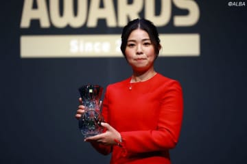 メジャー制覇の山下美夢有と西郷真央に輝き賞「来年も海外で優勝できるように」「積み重ねてきた努力が形になった」【JLPGAアワード受賞者の声】